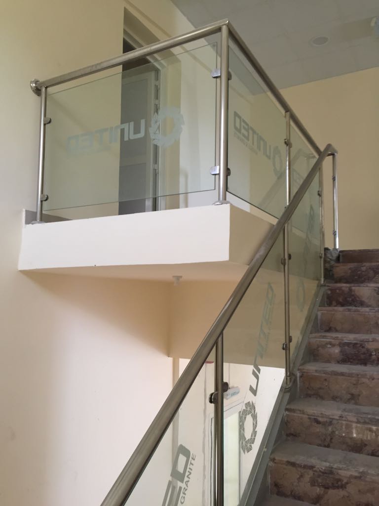 Stainless steel and glass staircase railing